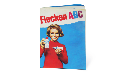 Ansicht einer Flecken ABC Broschüre. Auf dem Titelbild präsentiert eine Frau zwei Produkte.